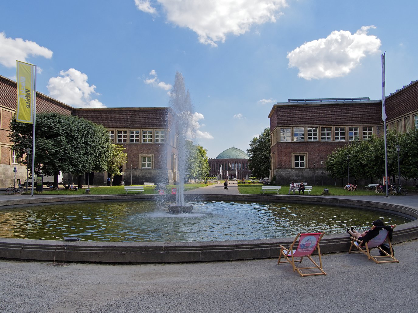 Brunnen am Kunstpalast mit Tonhalle